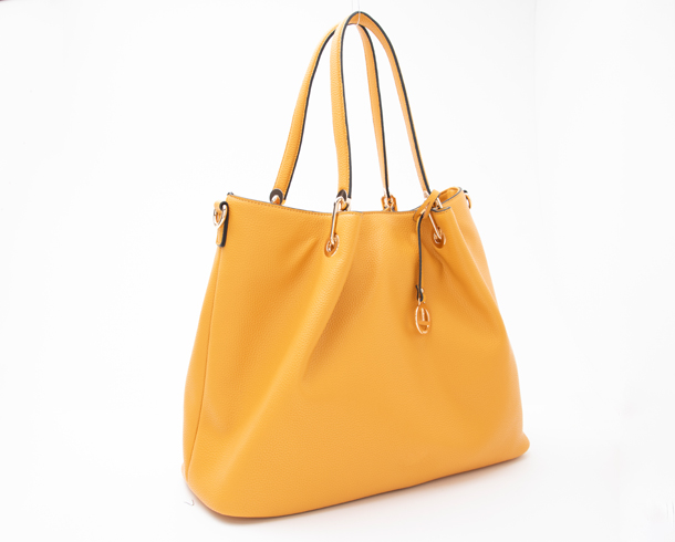 Product & Photography Retouching – before example: Leather Bag Retouching