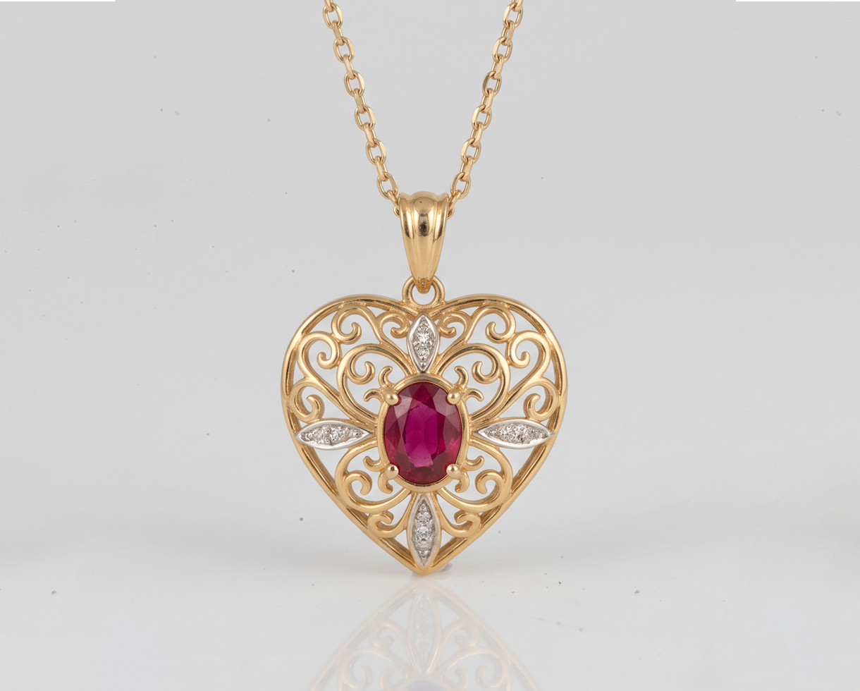 Jewelry Photo Editing – Before example: Sapphire Pendant Necklace Retouching